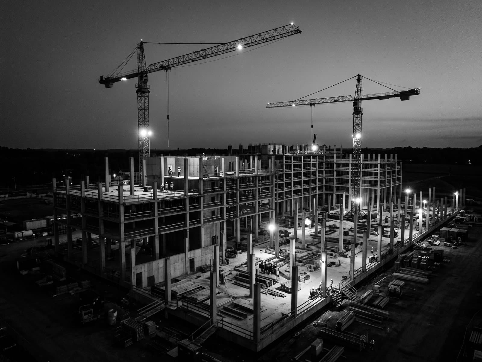 Chantier de construction au crépuscule